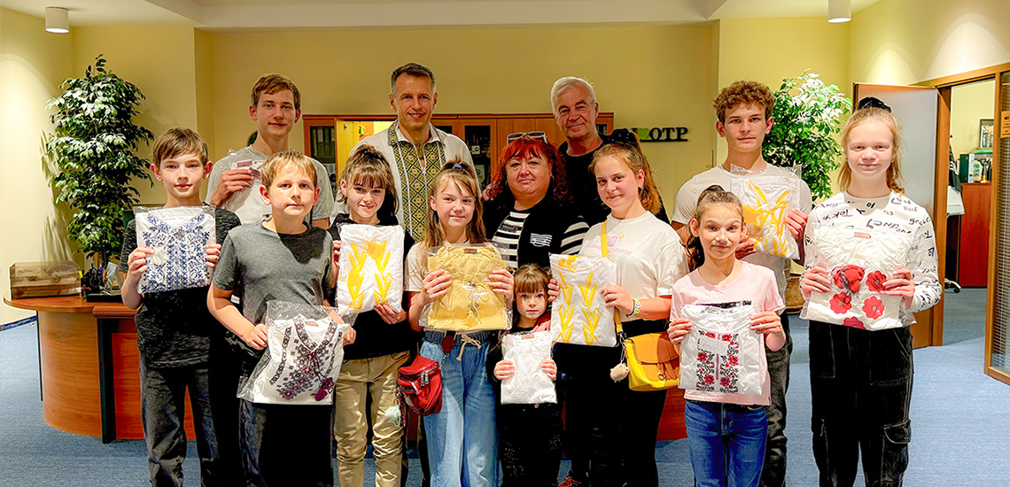 OTP BANK presented more than 200 embroidered shirts to children in orphanages to mark the 20th anniversary of World Vyshyvanka Day