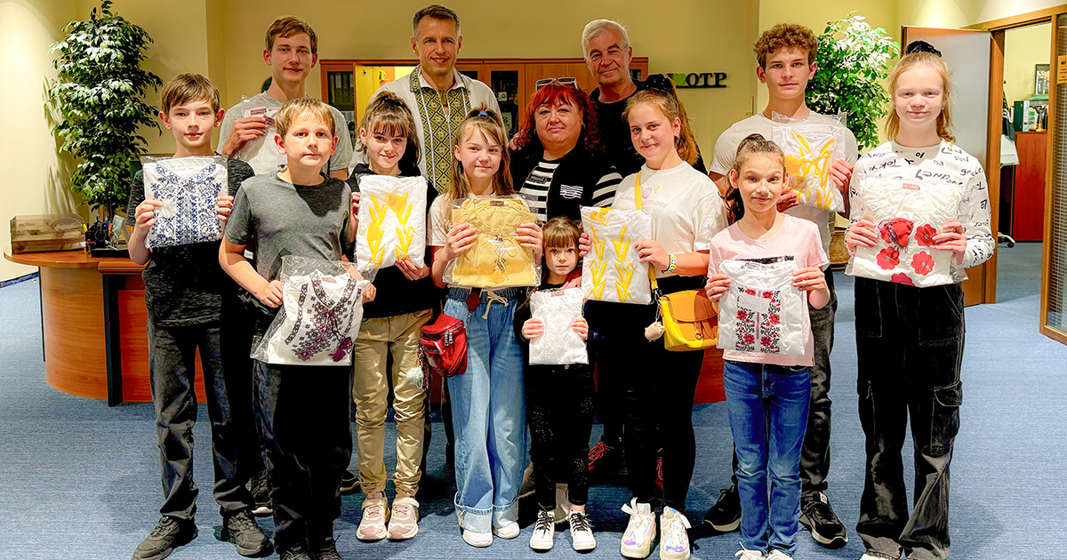 OTP BANK presented more than 200 embroidered shirts to children in orphanages to mark the 20th anniversary of World Vyshyvanka Day